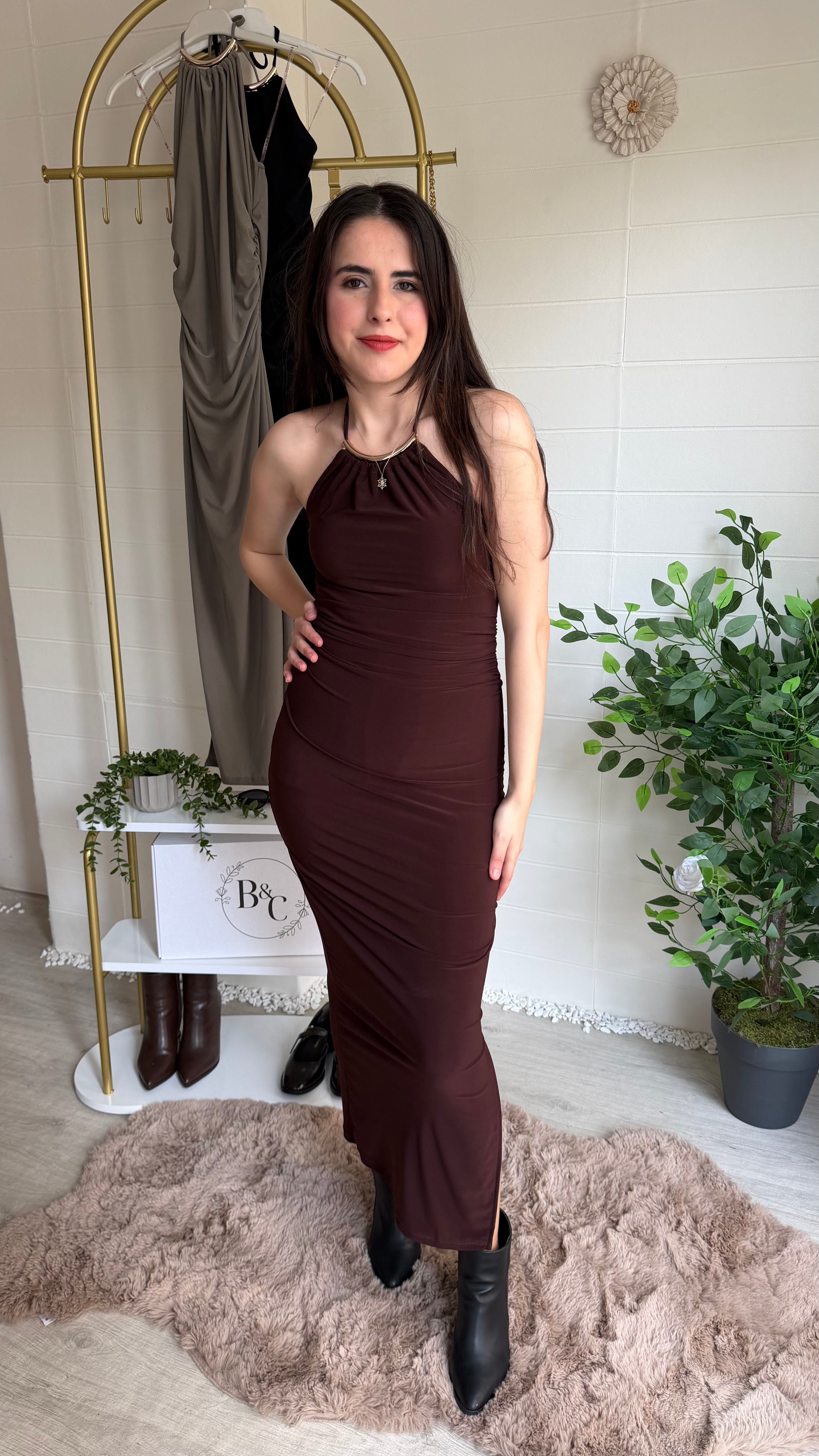 Yakası Ay Aksesuarlı Uzun Elbise