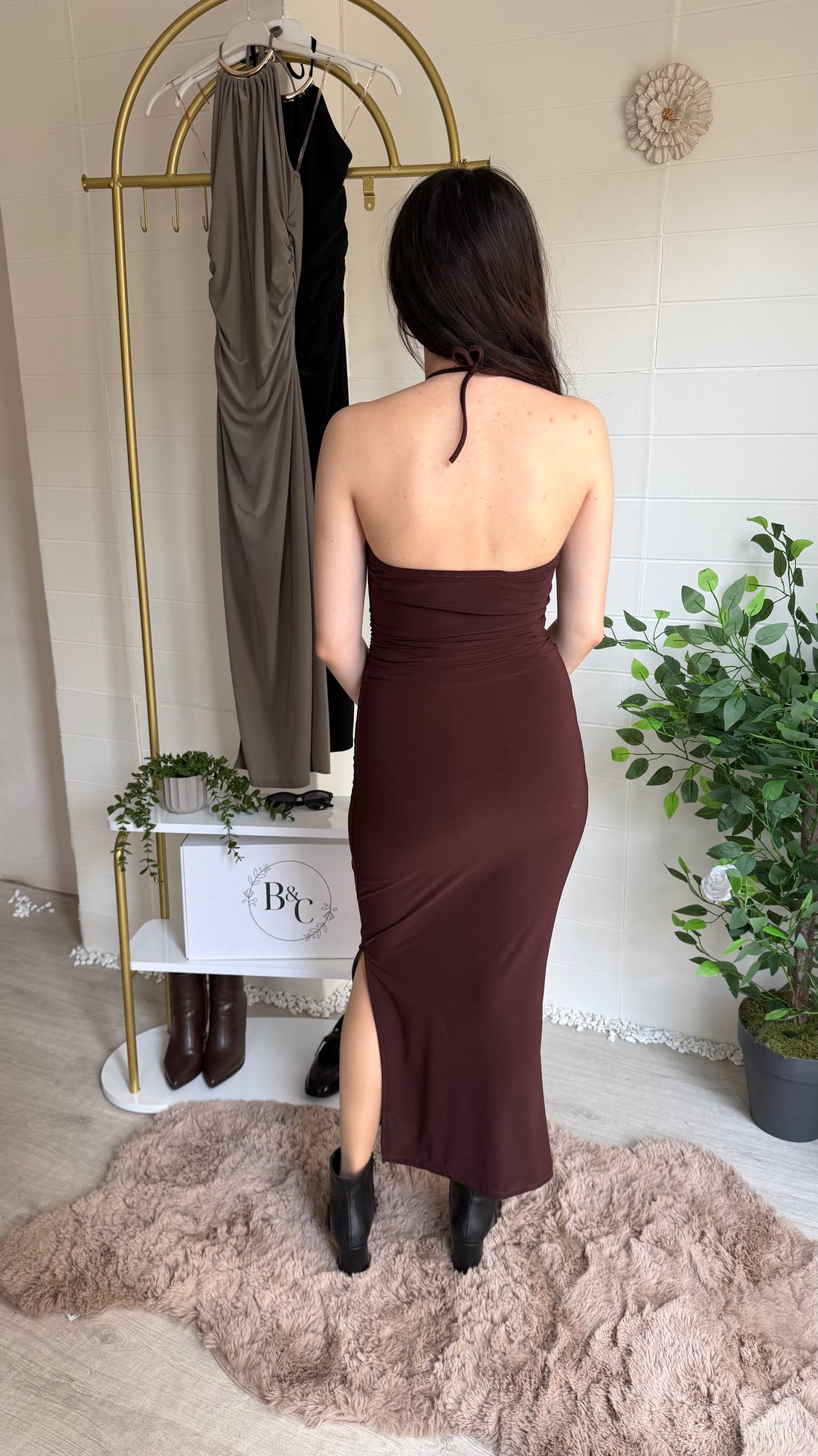 Yakası Ay Aksesuarlı Uzun Elbise