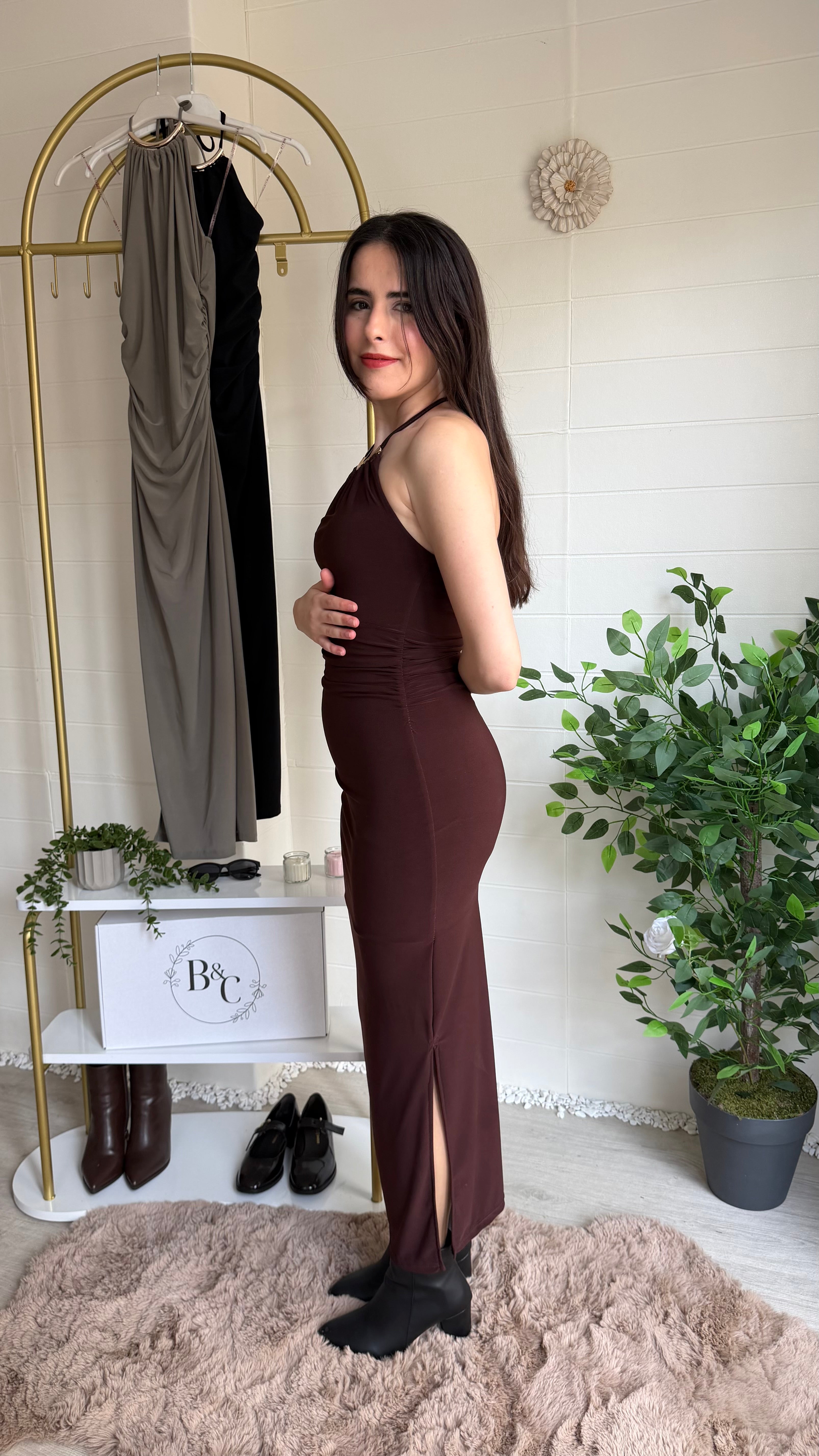 Yakası Ay Aksesuarlı Uzun Elbise