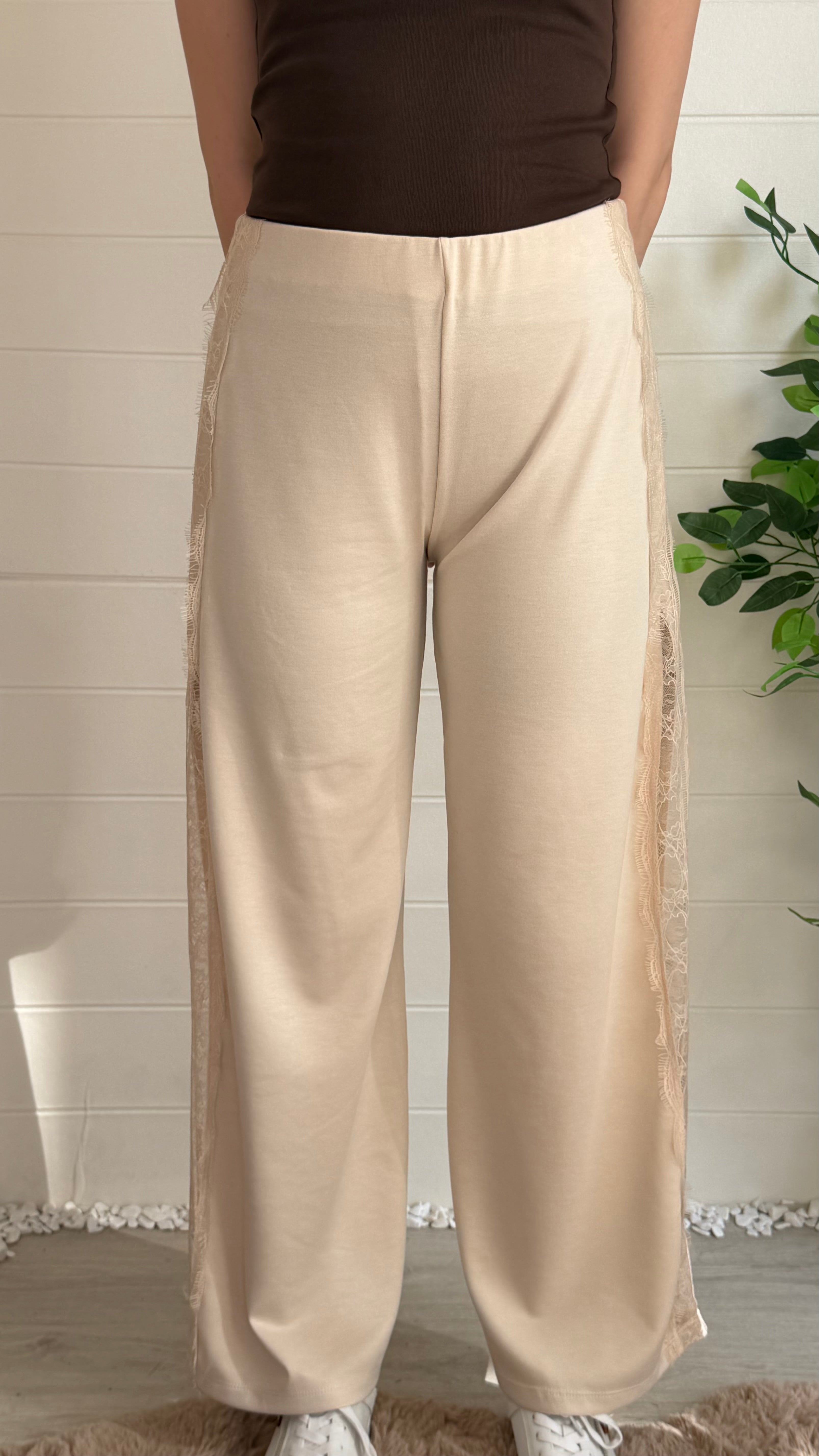 Yanı Yırtmaçlı Dantelli Pantolon