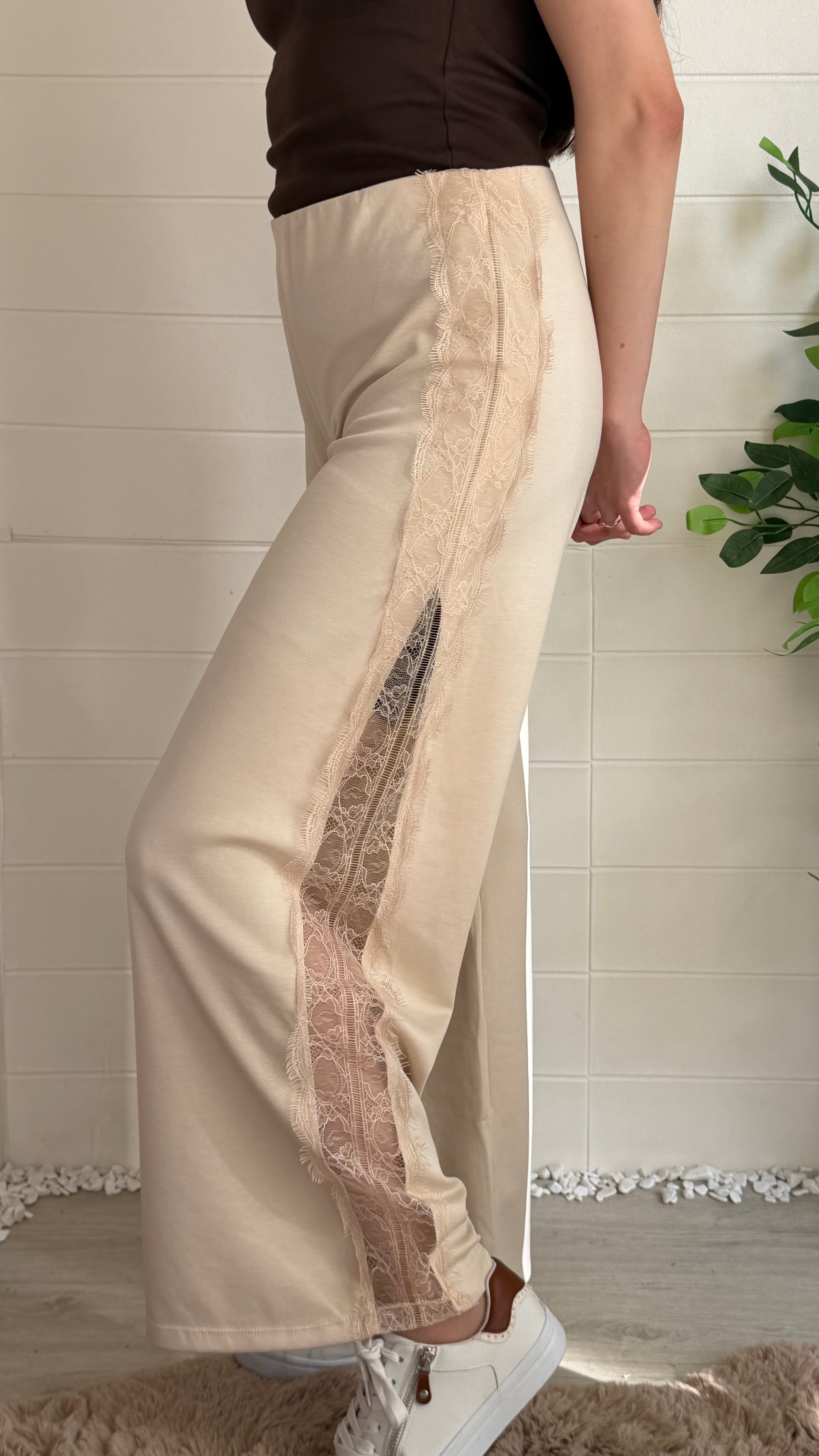 Yanı Yırtmaçlı Dantelli Pantolon
