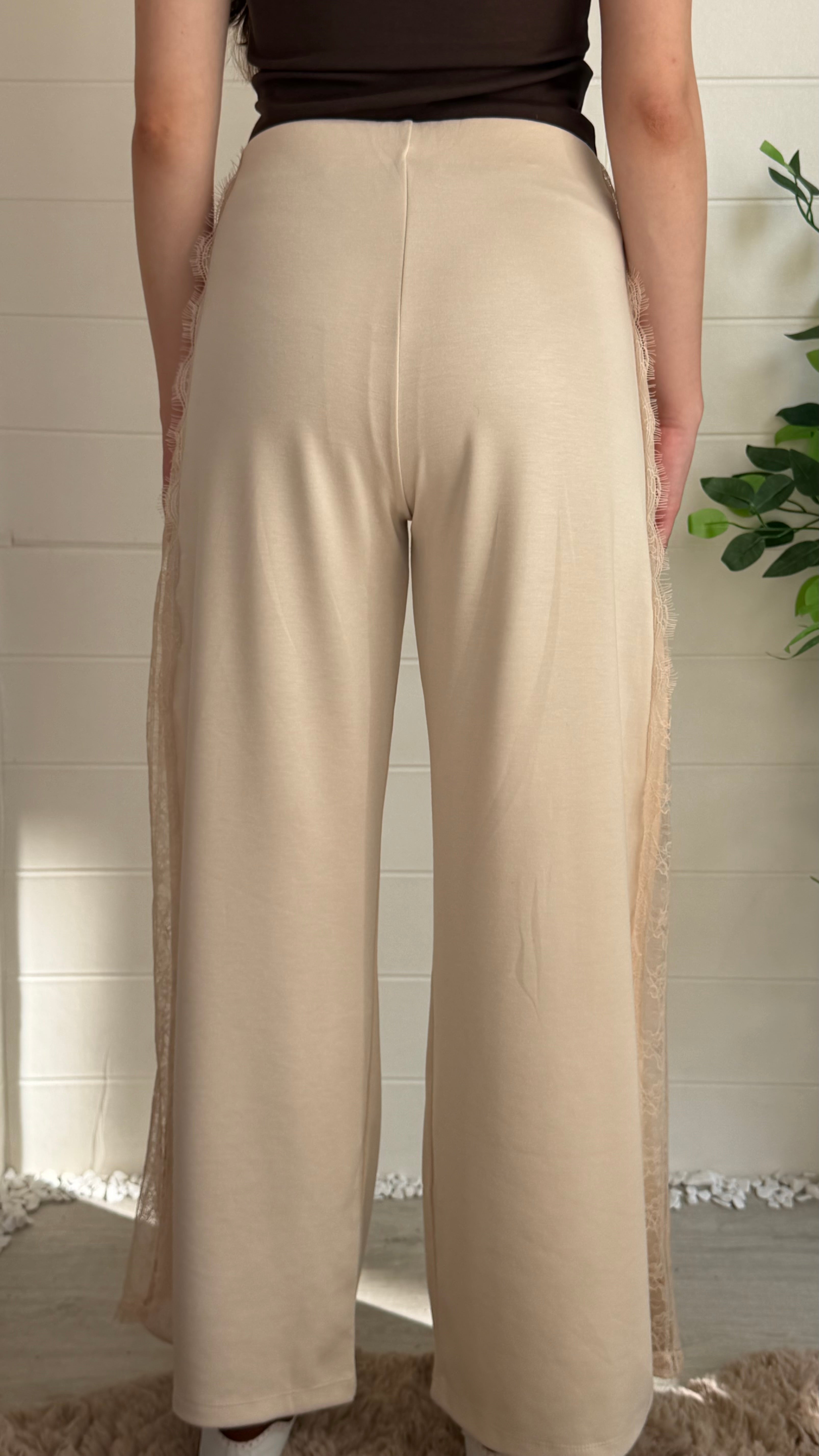 Yanı Yırtmaçlı Dantelli Pantolon
