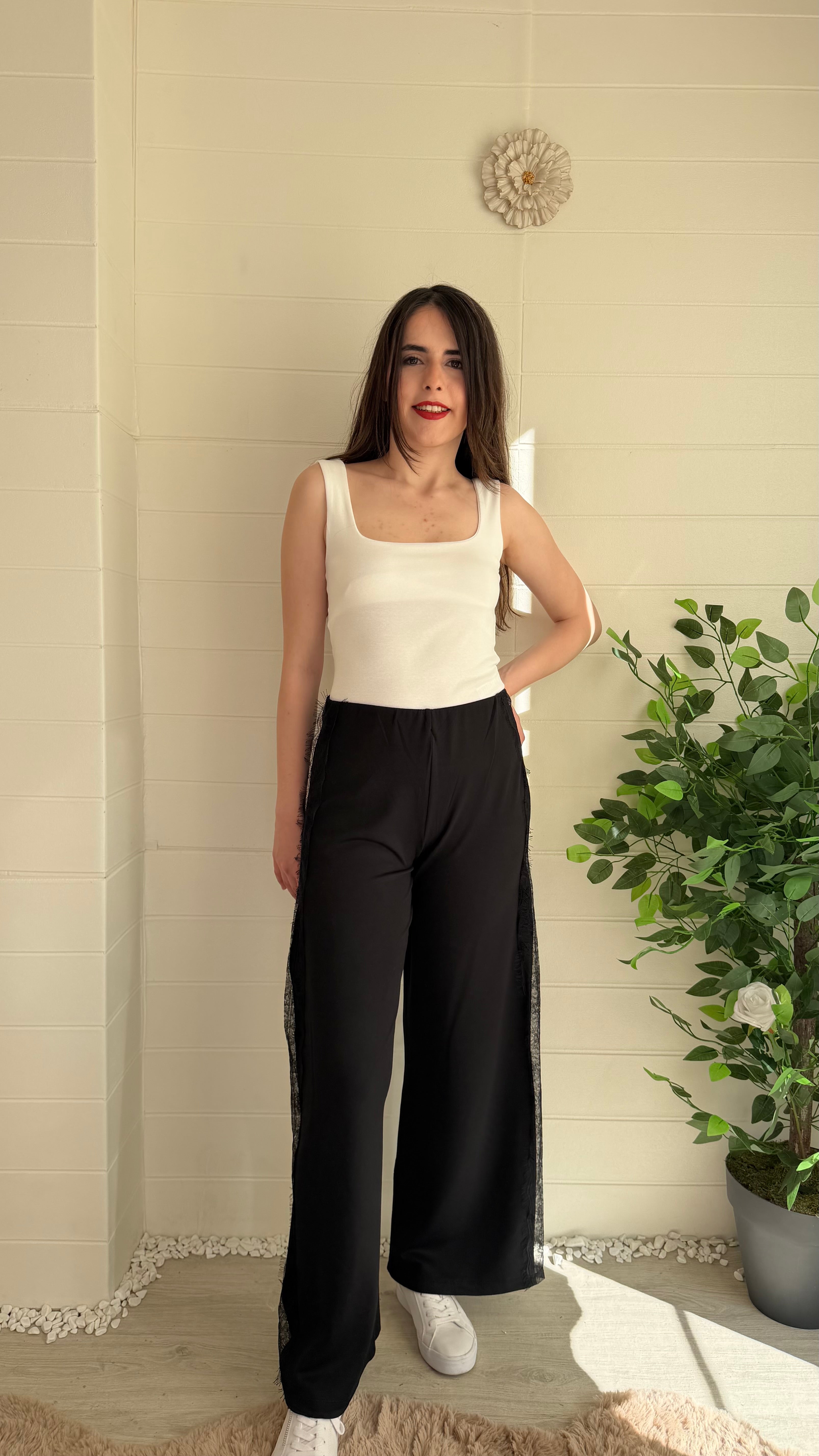 Yanı Yırtmaçlı Dantelli Pantolon