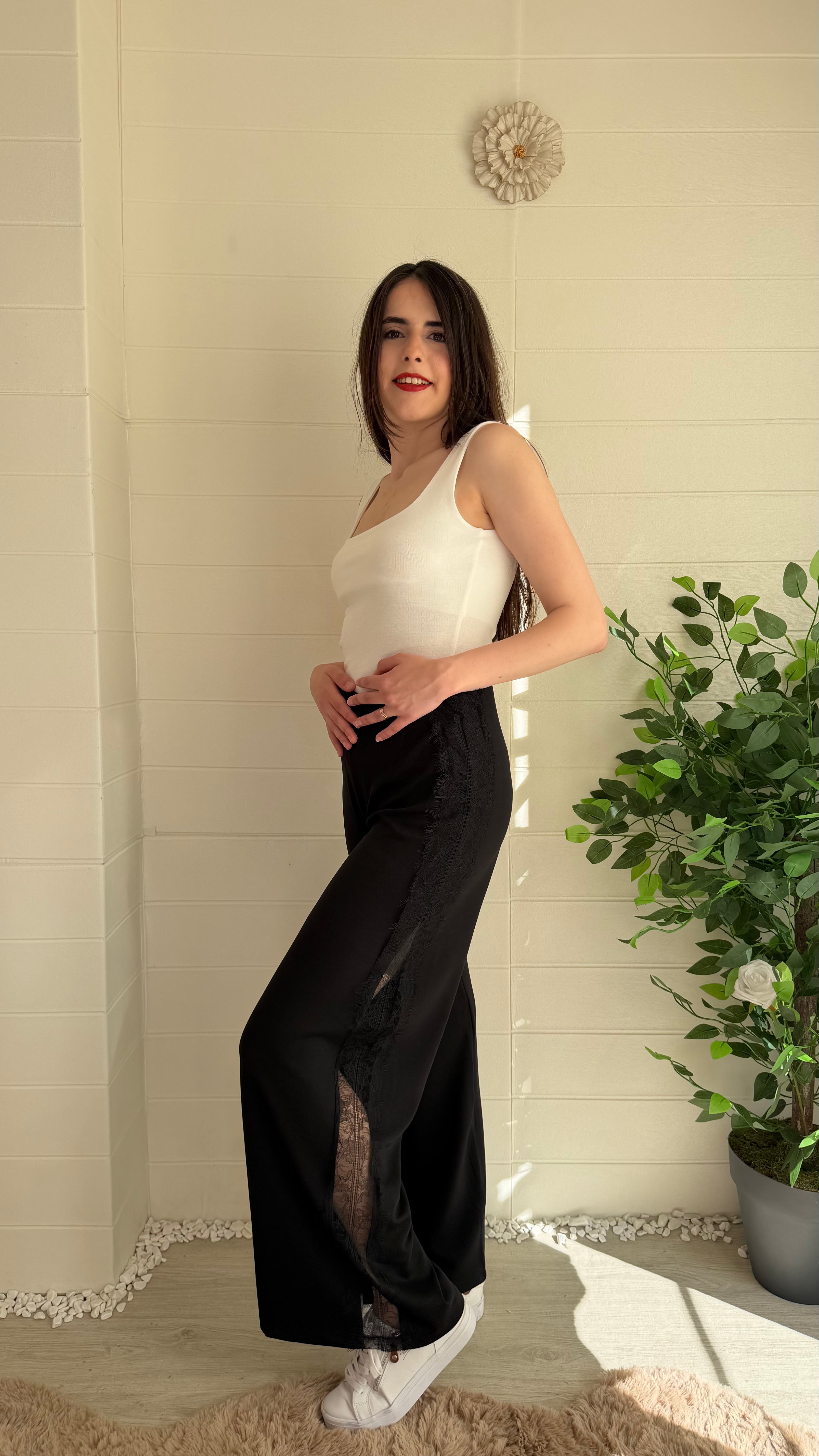 Yanı Yırtmaçlı Dantelli Pantolon