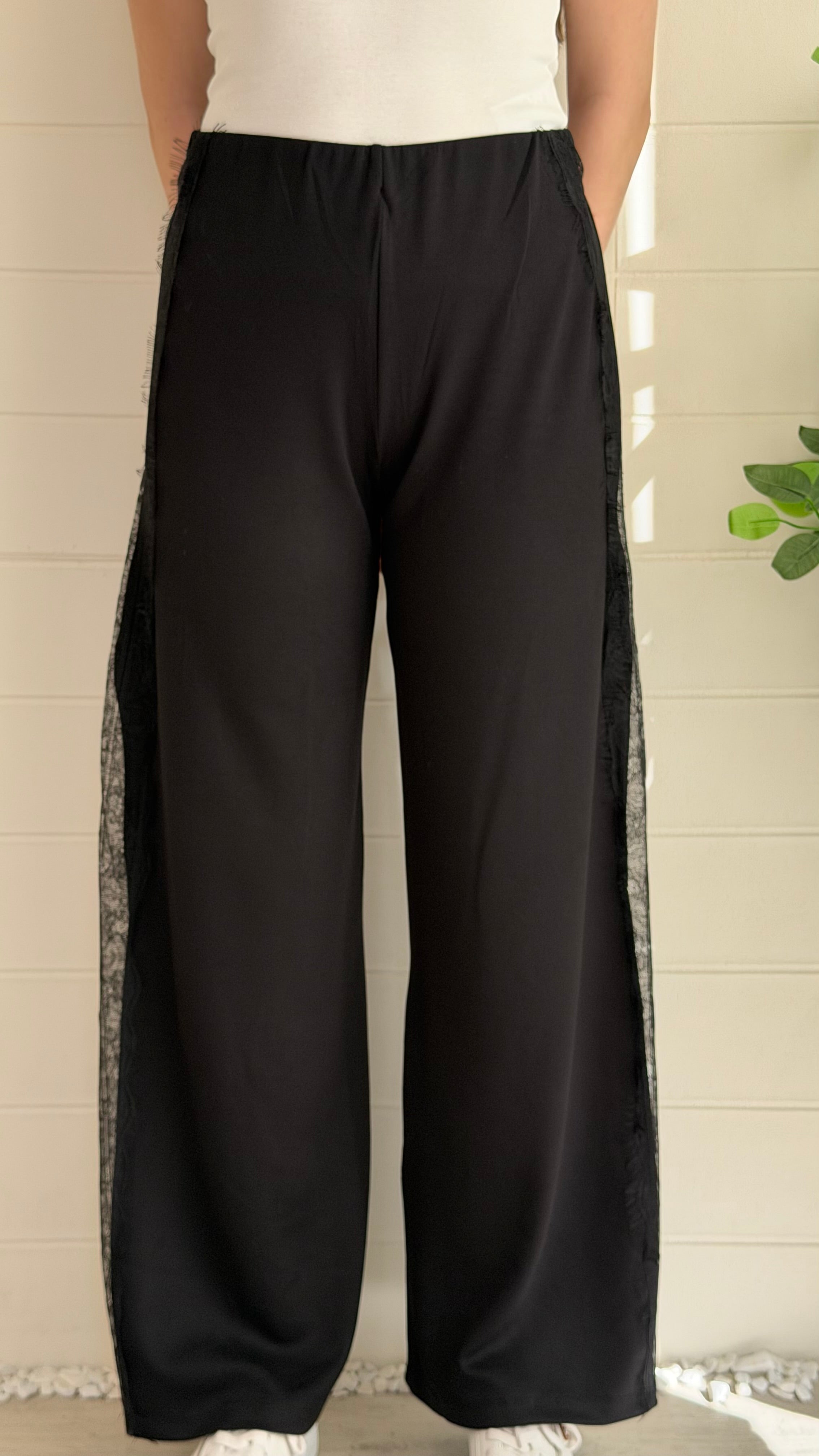 Yanı Yırtmaçlı Dantelli Pantolon