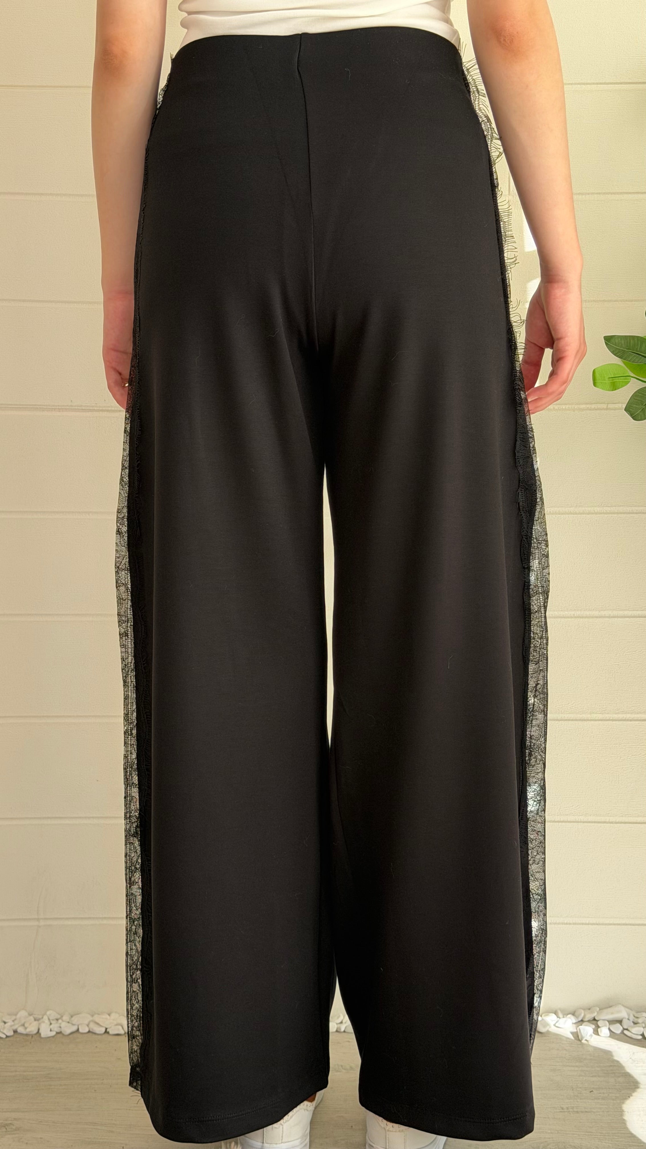 Yanı Yırtmaçlı Dantelli Pantolon