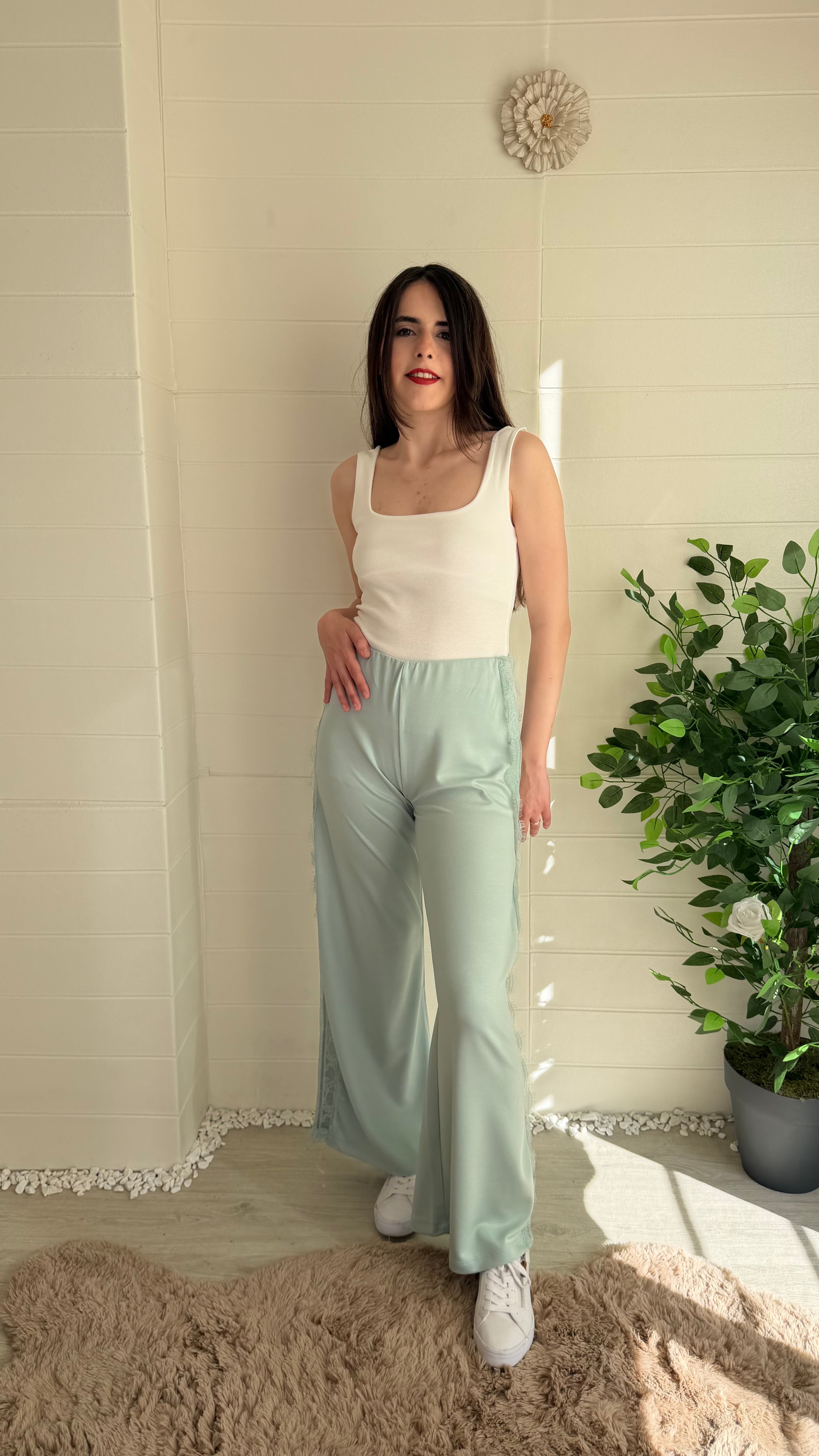 Yanı Yırtmaçlı Dantelli Pantolon