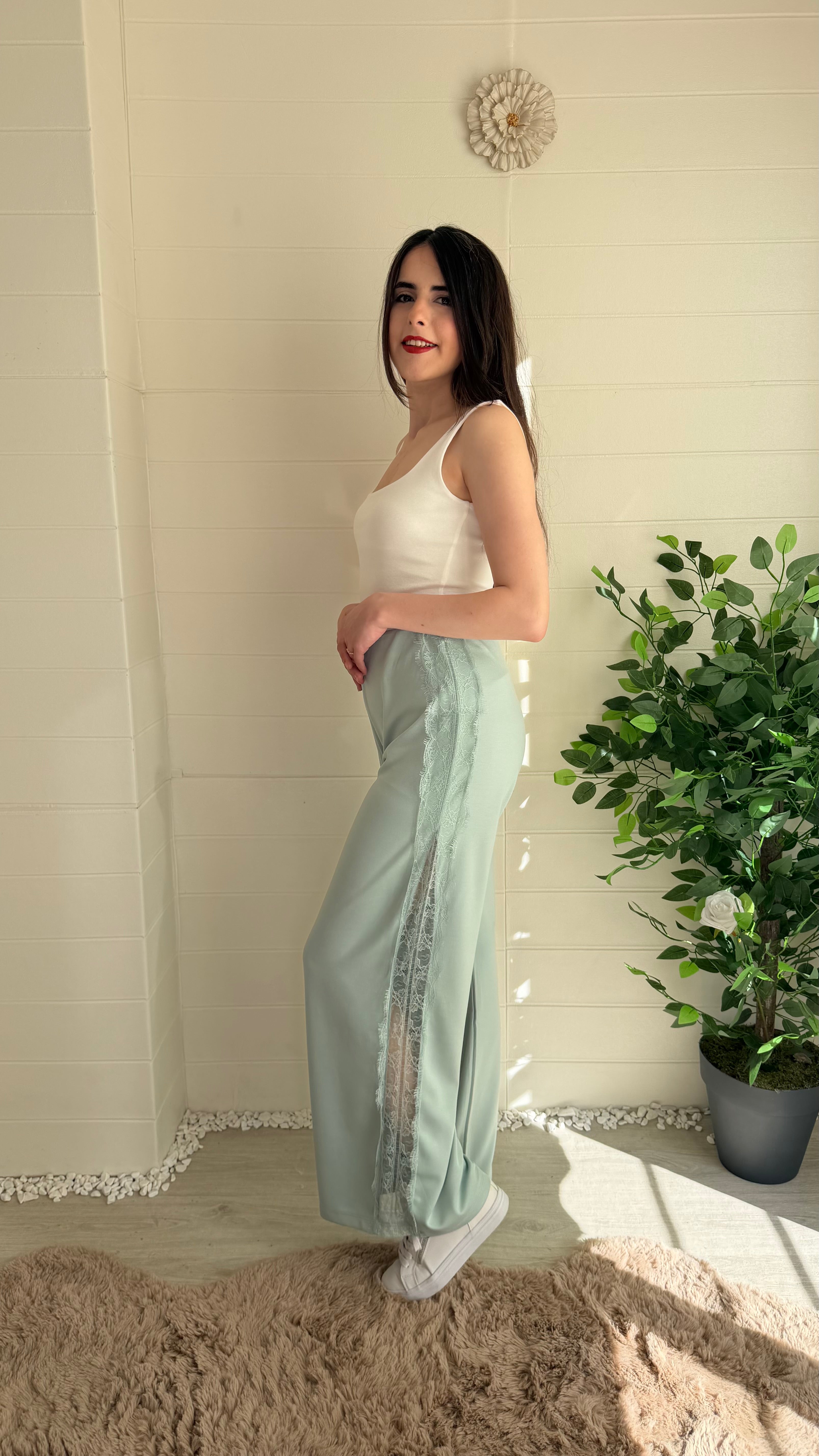 Yanı Yırtmaçlı Dantelli Pantolon
