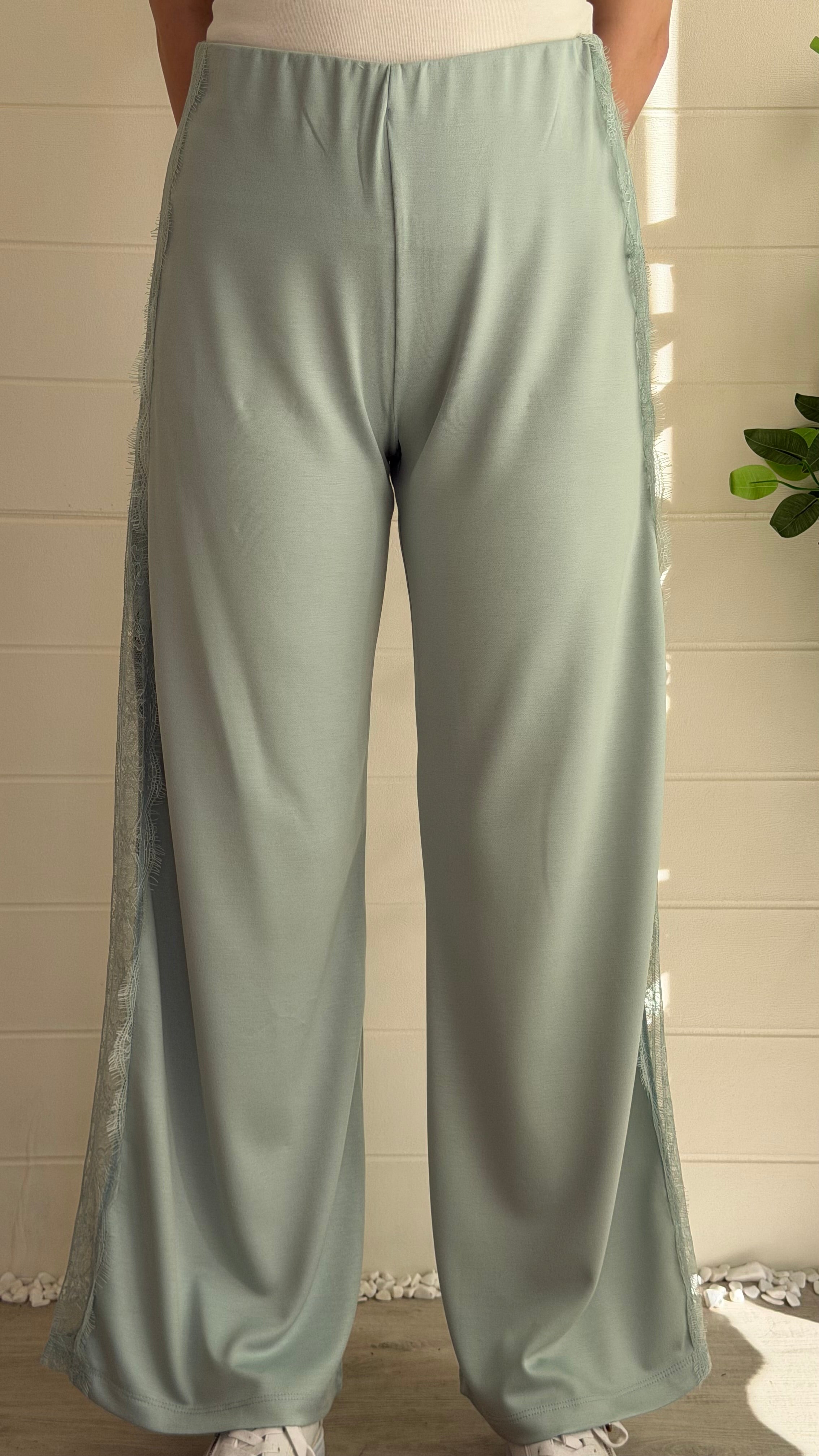 Yanı Yırtmaçlı Dantelli Pantolon