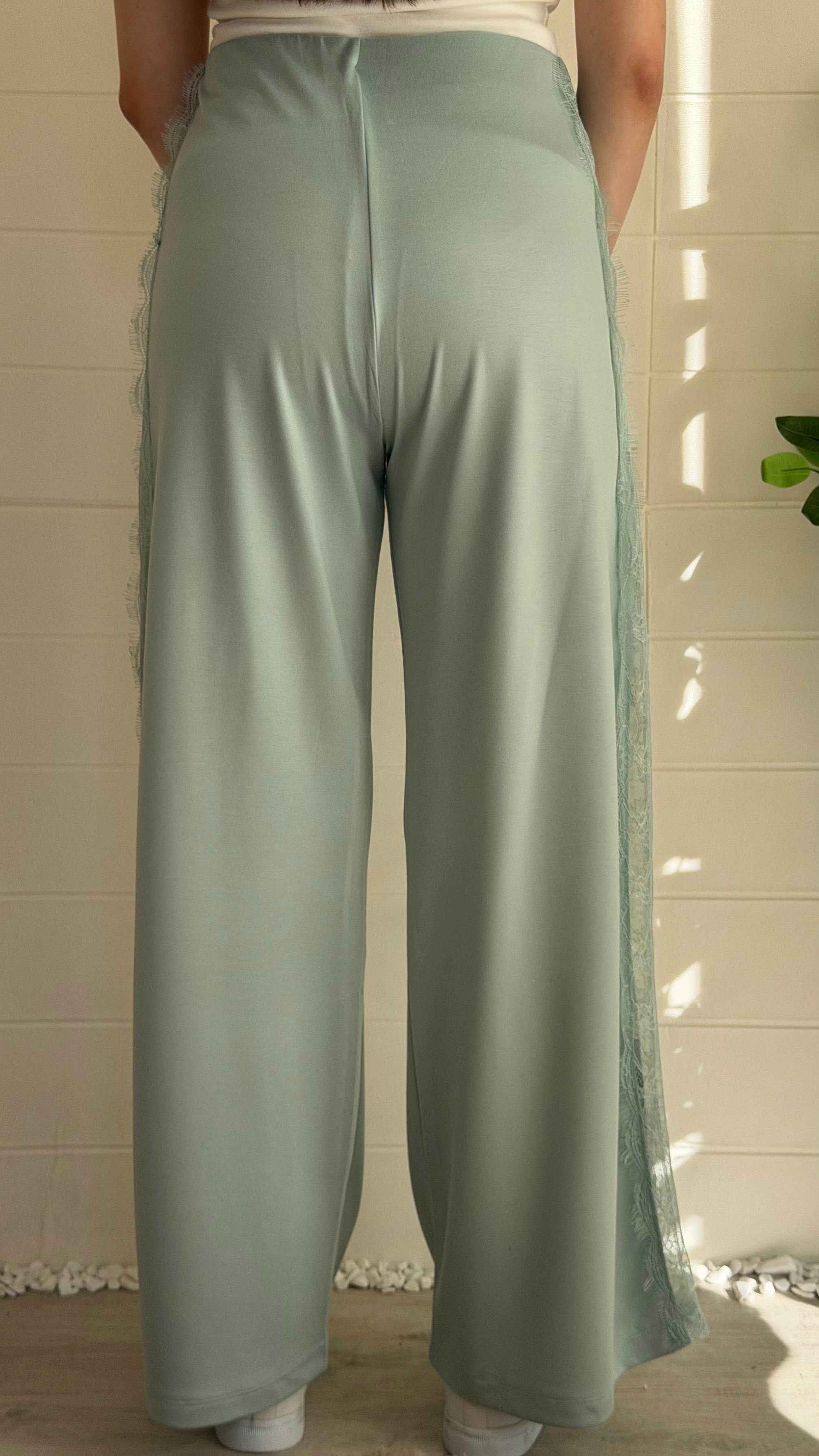 Yanı Yırtmaçlı Dantelli Pantolon